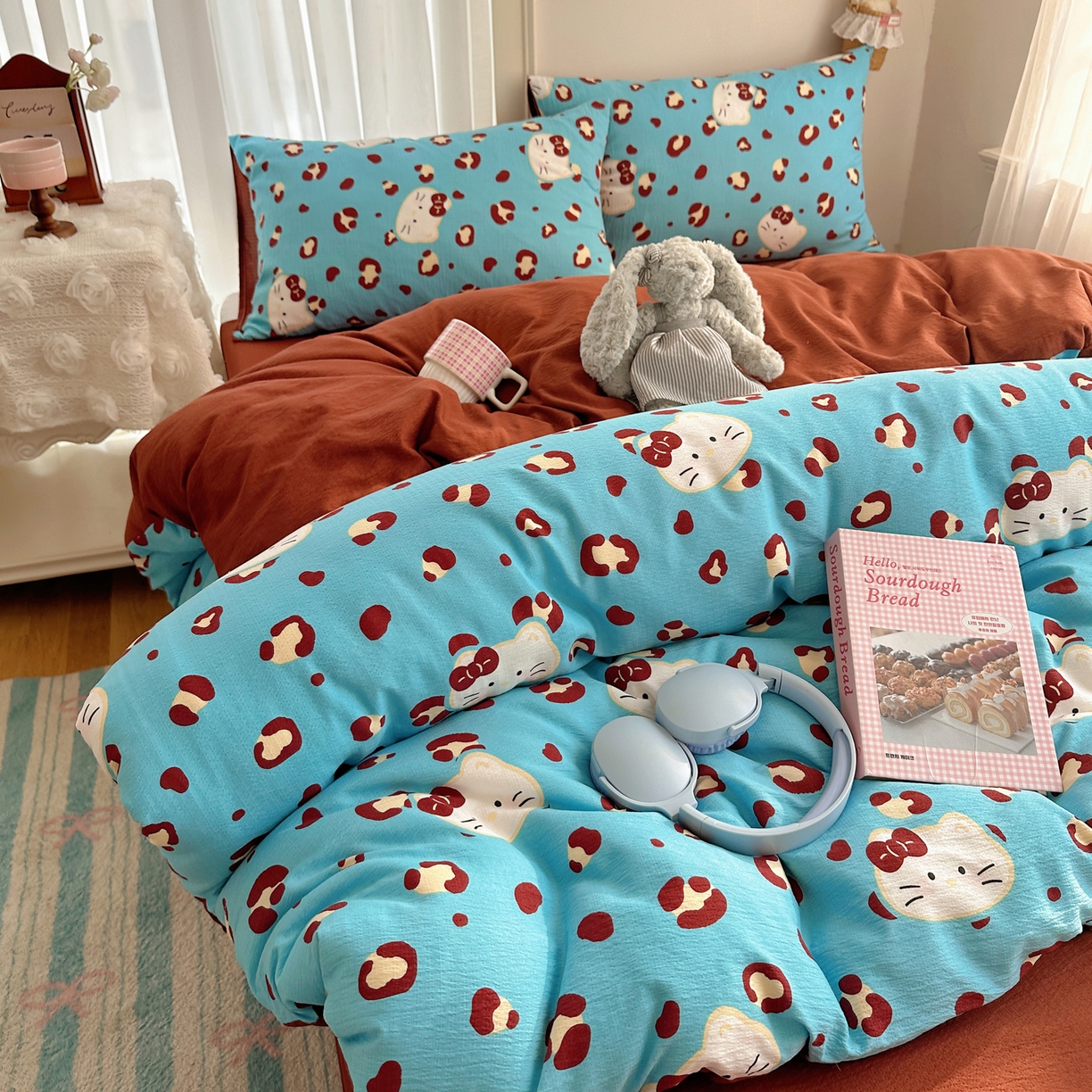 91家纺网 家纺一手货源 找家纺 初念 2025新款敲可爱的奶呼呼云感双层纱简约四件套系列超级治愈~ 大脸二胡猫-蓝