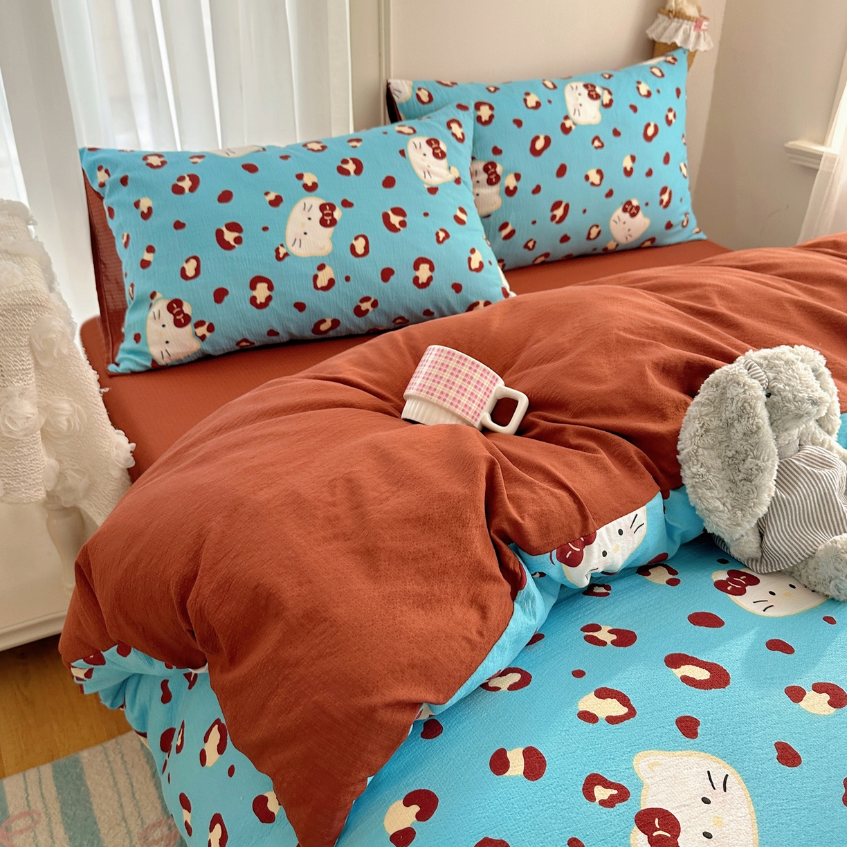 91家纺网 家纺一手货源 找家纺 初念 2025新款敲可爱的奶呼呼云感双层纱简约四件套系列超级治愈~ 大脸二胡猫-蓝