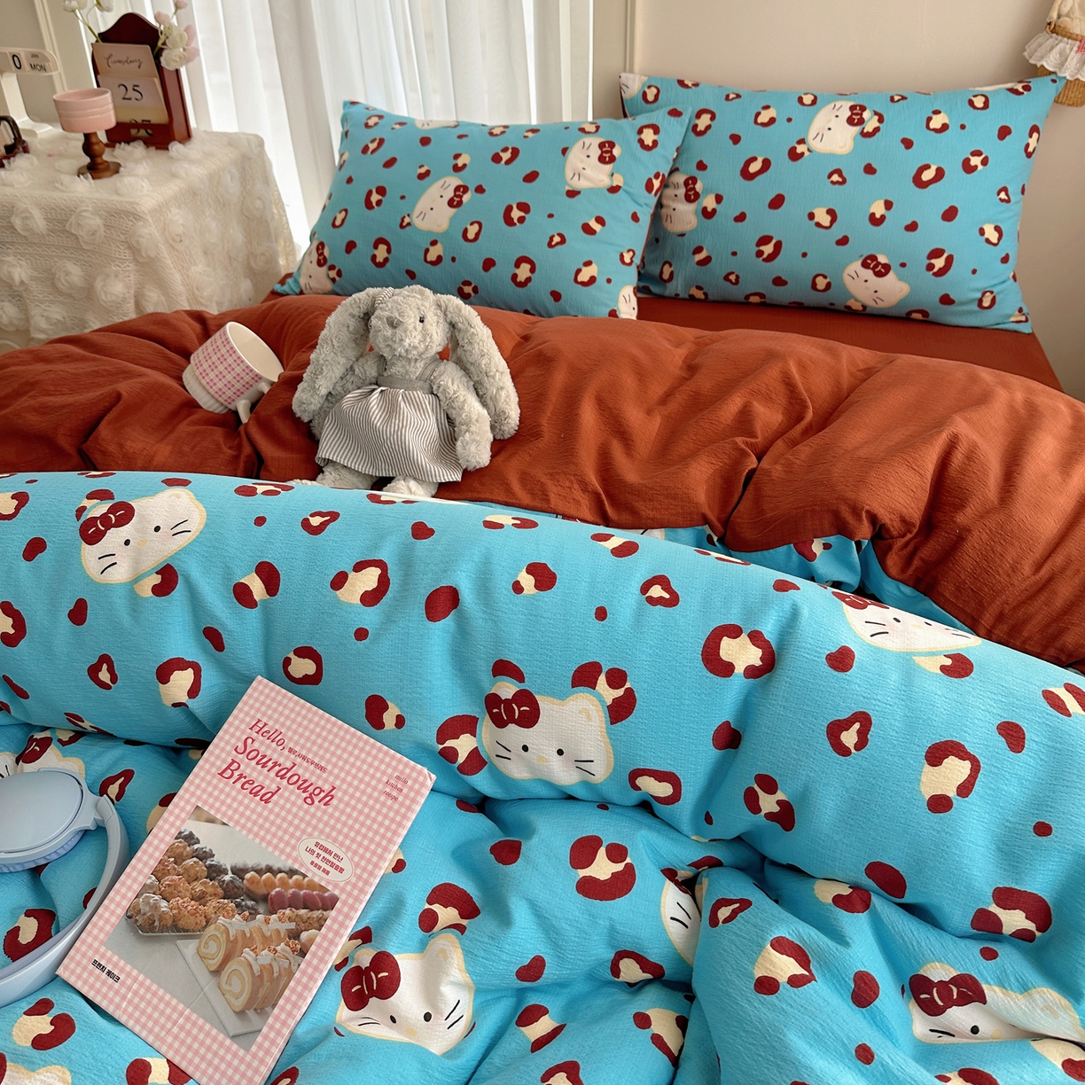 91家纺网 家纺一手货源 找家纺 初念 2025新款敲可爱的奶呼呼云感双层纱简约四件套系列超级治愈~ 大脸二胡猫-蓝