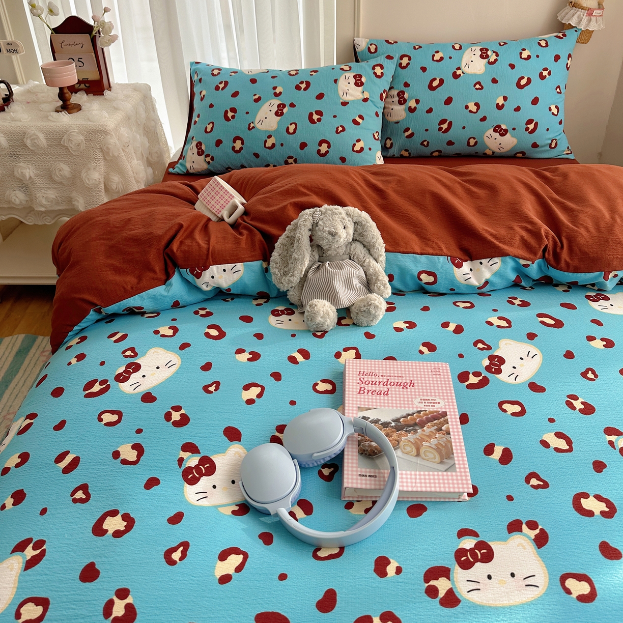 91家纺网 家纺一手货源 找家纺 初念 2025新款敲可爱的奶呼呼云感双层纱简约四件套系列超级治愈~ 大脸二胡猫-蓝