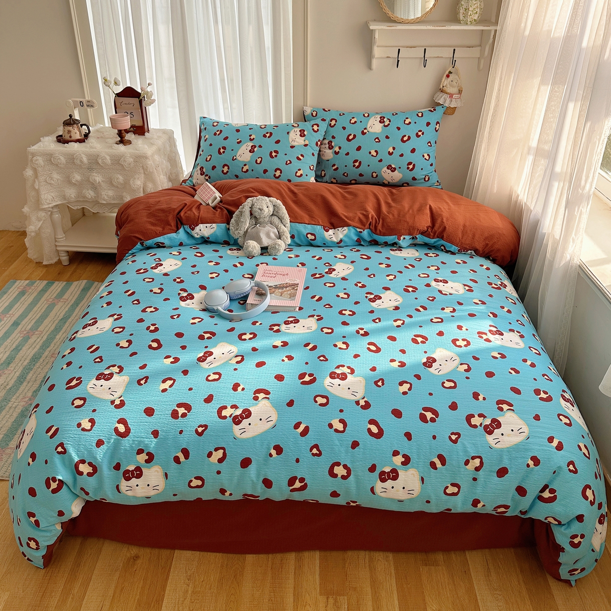 91家纺网 家纺一手货源 找家纺 初念 2025新款敲可爱的奶呼呼云感双层纱简约四件套系列超级治愈~ 大脸二胡猫-蓝