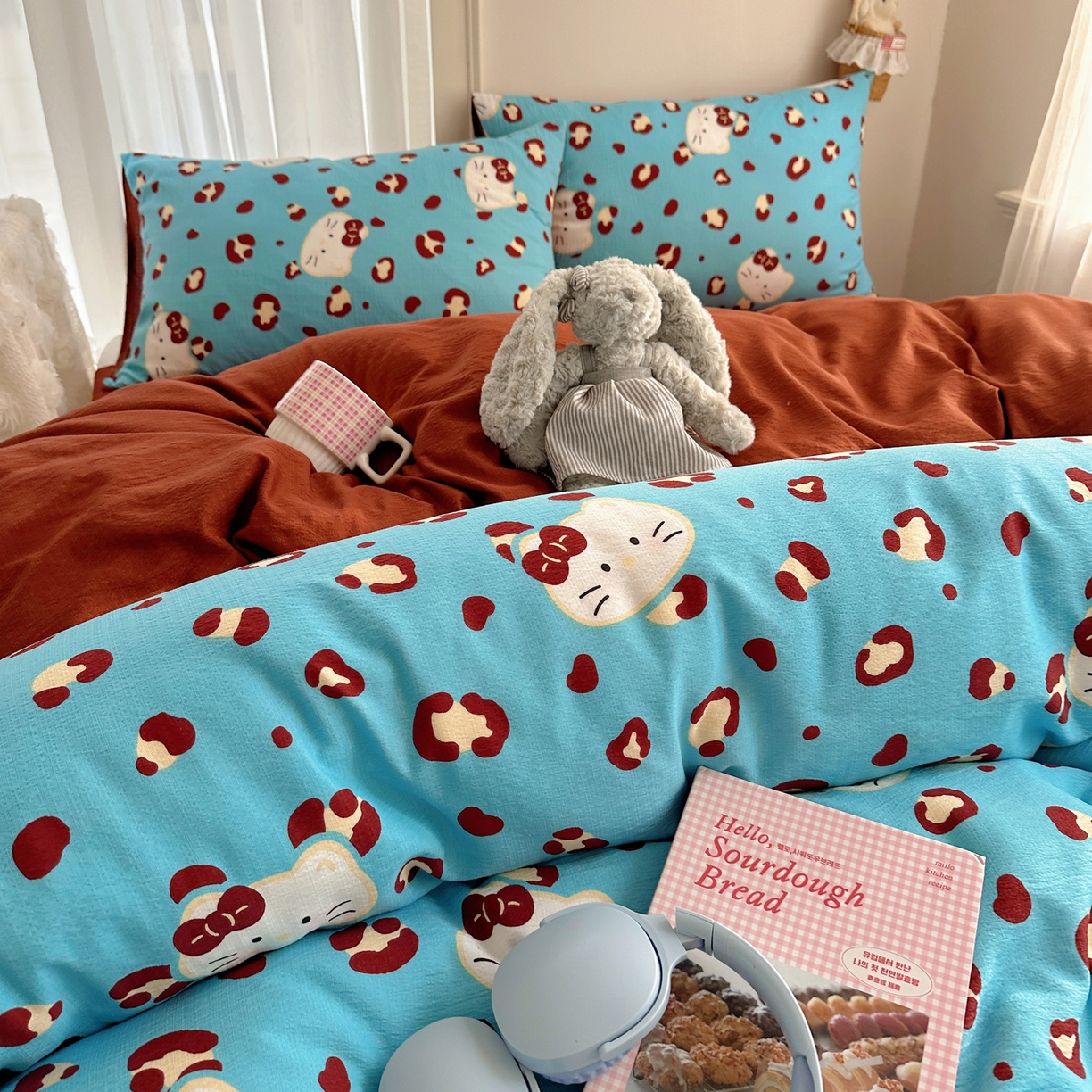 91家纺网 家纺一手货源 找家纺 初念 2025新款敲可爱的奶呼呼云感双层纱简约四件套系列超级治愈~ 大脸二胡猫-蓝