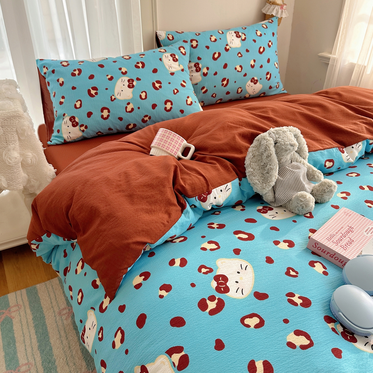 91家纺网 家纺一手货源 找家纺 初念 2025新款敲可爱的奶呼呼云感双层纱简约四件套系列超级治愈~ 大脸二胡猫-蓝