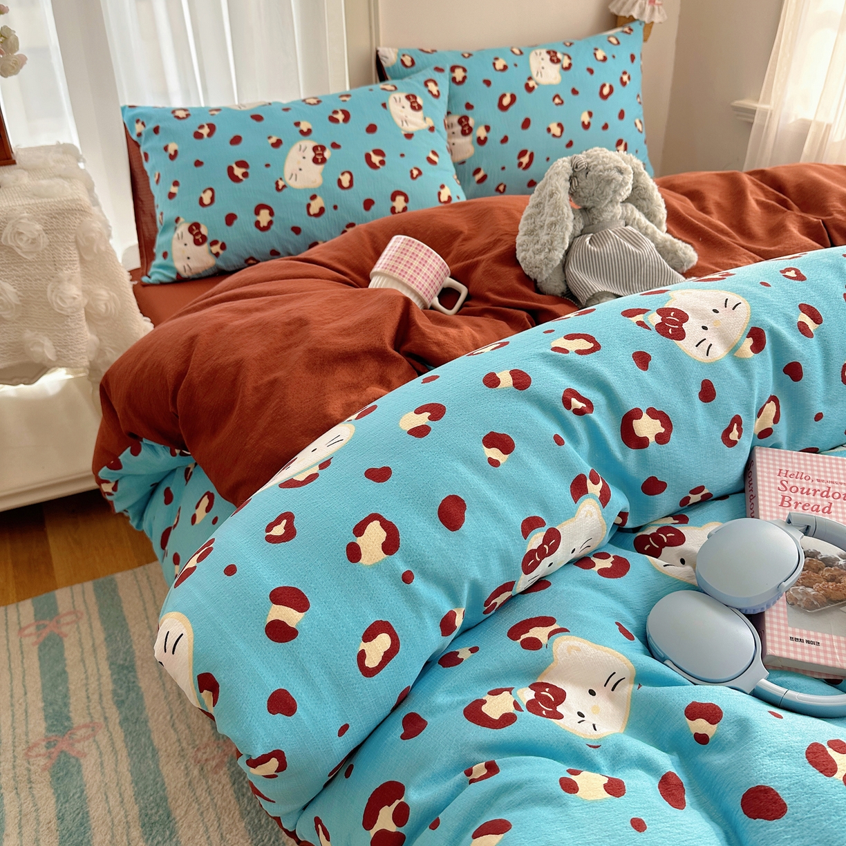 91家纺网 家纺一手货源 找家纺 初念 2025新款敲可爱的奶呼呼云感双层纱简约四件套系列超级治愈~ 大脸二胡猫-蓝