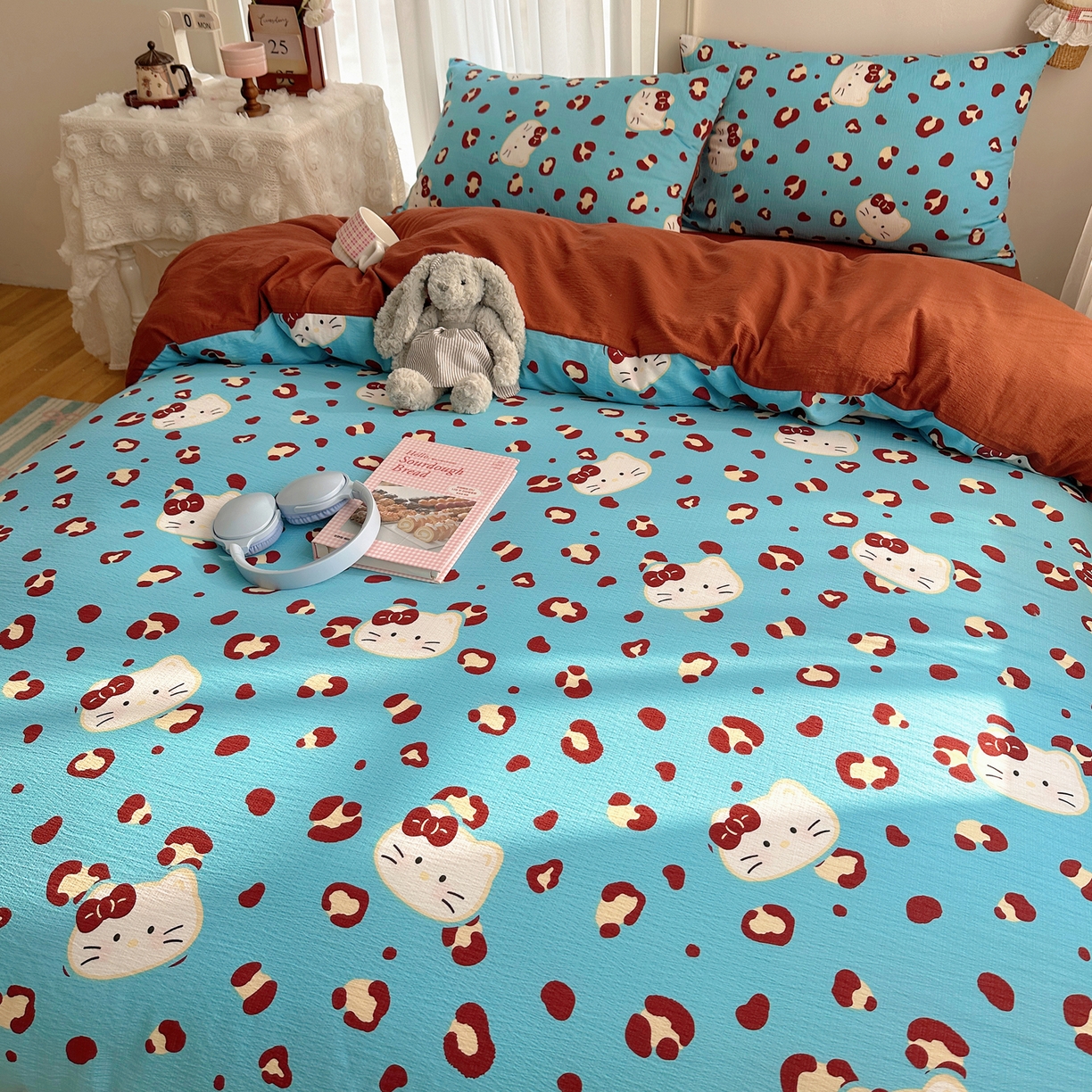 91家纺网 家纺一手货源 找家纺 初念 2025新款敲可爱的奶呼呼云感双层纱简约四件套系列超级治愈~ 大脸二胡猫-蓝