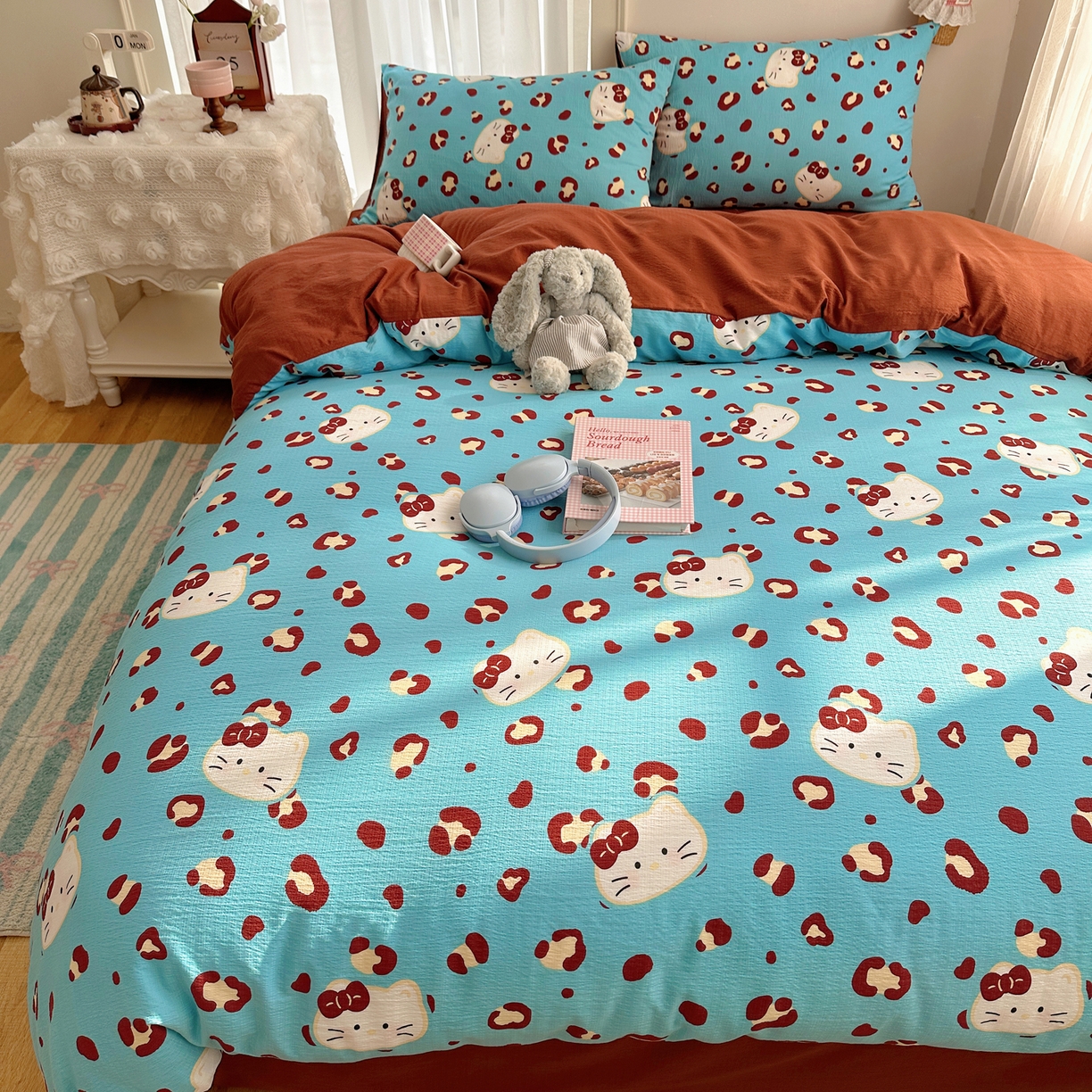 91家纺网 家纺一手货源 找家纺 初念 2025新款敲可爱的奶呼呼云感双层纱简约四件套系列超级治愈~ 大脸二胡猫-蓝