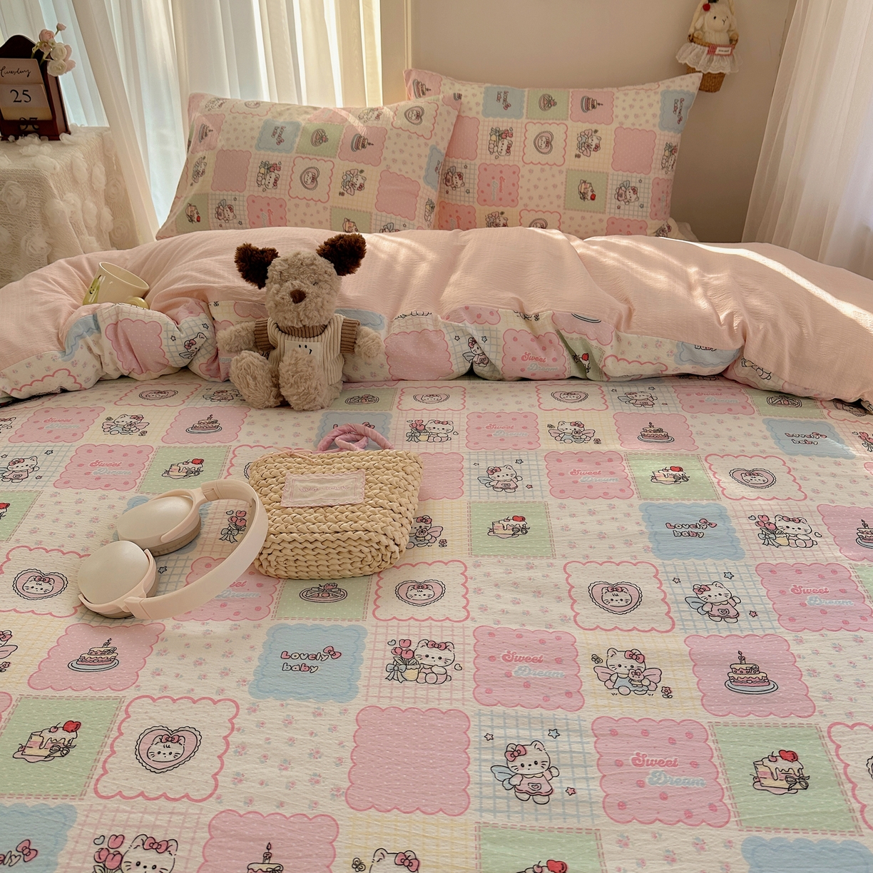 91家纺网 家纺一手货源 找家纺 初念 2025新款敲可爱的奶呼呼云感双层纱简约四件套系列超级治愈~ 蛋糕派