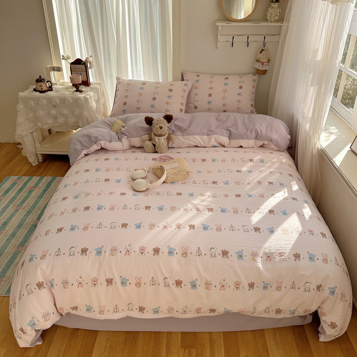 91家纺网 家纺一手货源 找家纺 初念 2025新款敲可爱的奶呼呼云感双层纱简约四件套系列超级治愈~ 动物游园