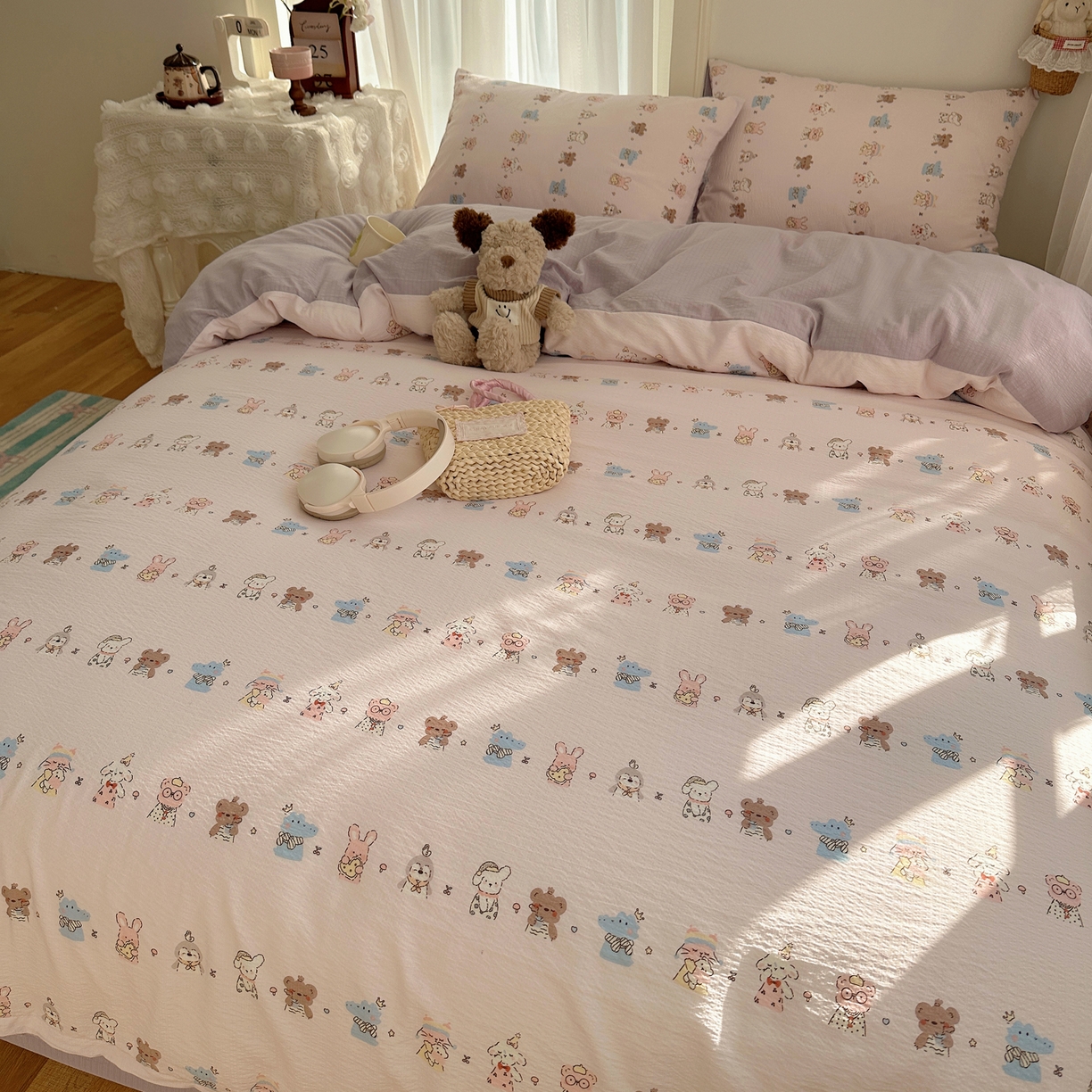 91家纺网 家纺一手货源 找家纺 初念 2025新款敲可爱的奶呼呼云感双层纱简约四件套系列超级治愈~ 动物游园