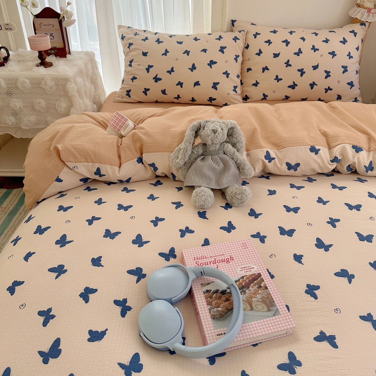 91家纺网 家纺一手货源 找家纺 初念 2025新款敲可爱的奶呼呼云感双层纱简约四件套系列超级治愈~ 蝴蝶剪影