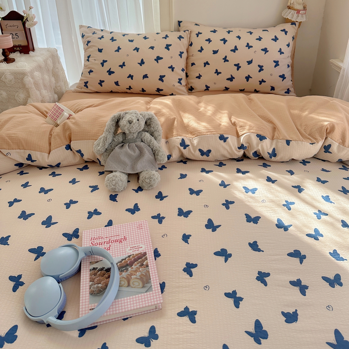 91家纺网 家纺一手货源 找家纺 初念 2025新款敲可爱的奶呼呼云感双层纱简约四件套系列超级治愈~ 蝴蝶剪影