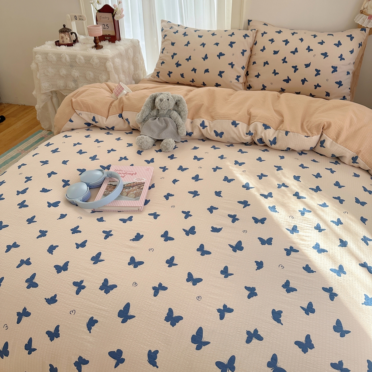 91家纺网 家纺一手货源 找家纺 初念 2025新款敲可爱的奶呼呼云感双层纱简约四件套系列超级治愈~ 蝴蝶剪影