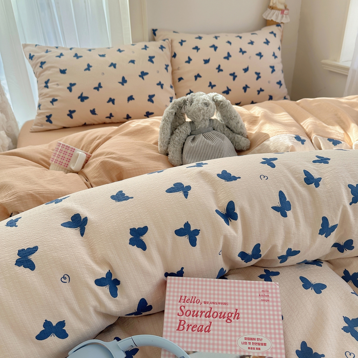 91家纺网 家纺一手货源 找家纺 初念 2025新款敲可爱的奶呼呼云感双层纱简约四件套系列超级治愈~ 蝴蝶剪影