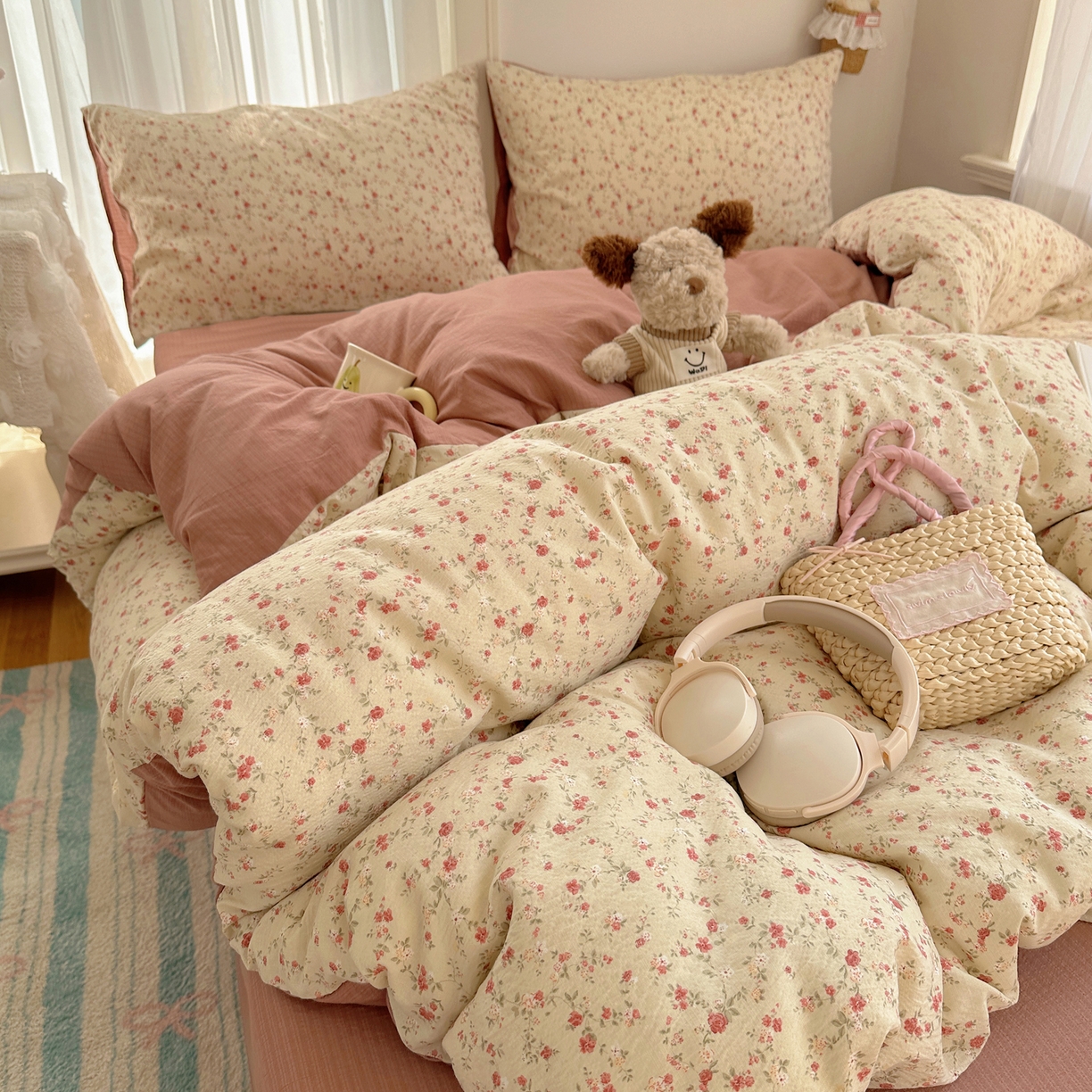 91家纺网 家纺一手货源 找家纺 初念 2025新款敲可爱的奶呼呼云感双层纱简约四件套系列超级治愈~ 见花则喜