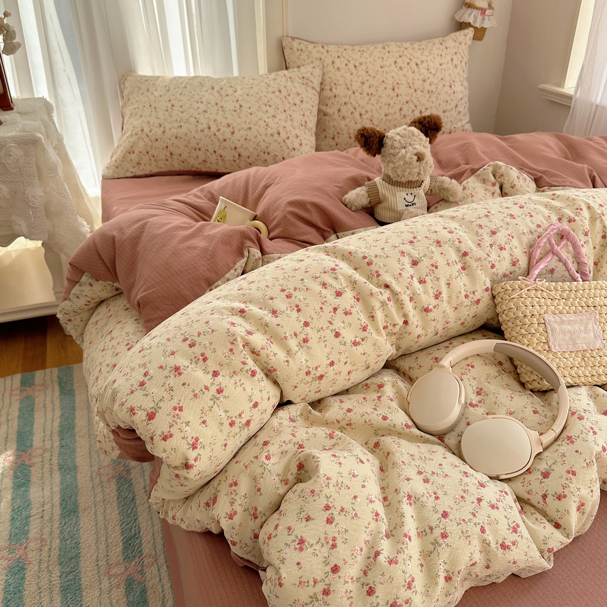 91家纺网 家纺一手货源 找家纺 初念 2025新款敲可爱的奶呼呼云感双层纱简约四件套系列超级治愈~ 见花则喜