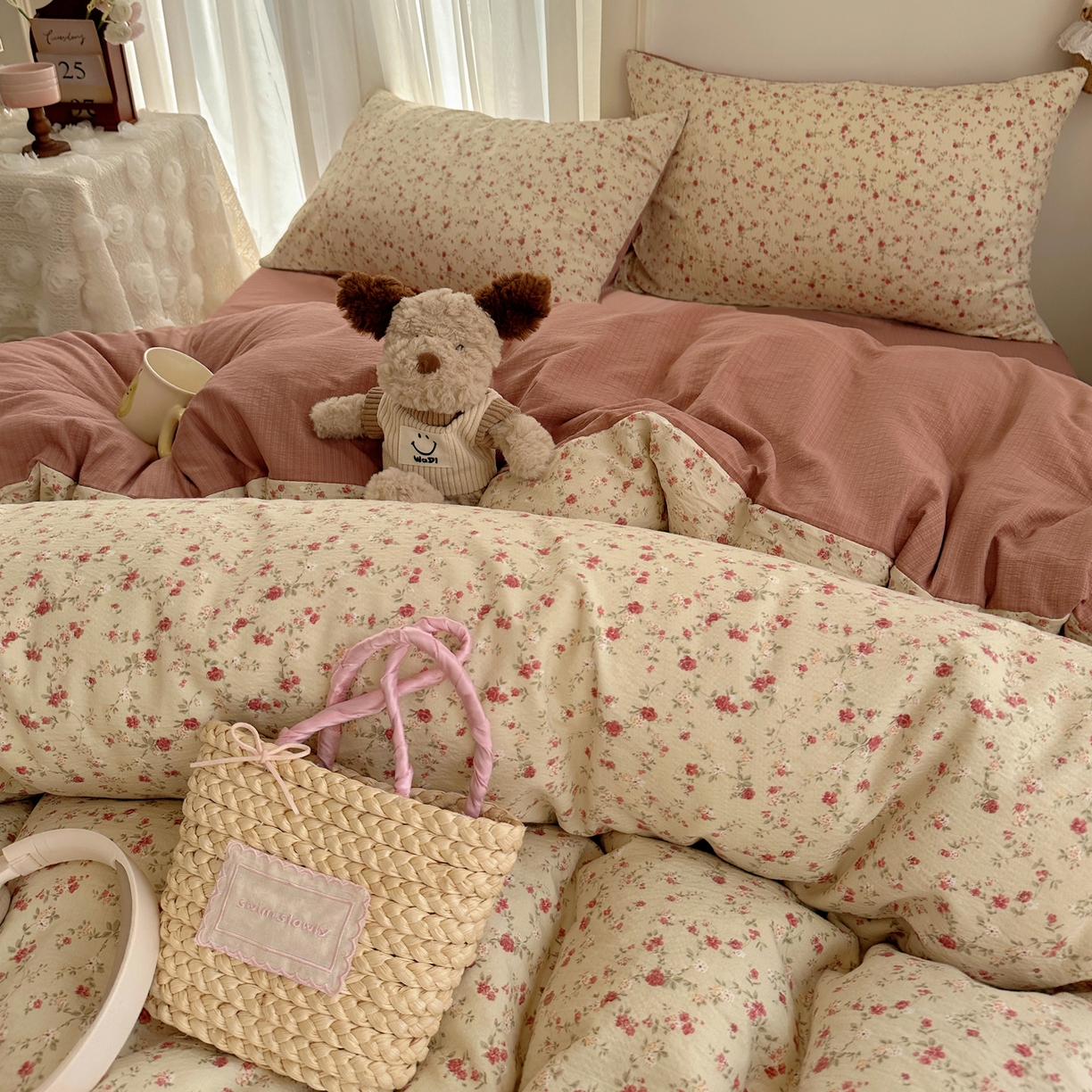 91家纺网 家纺一手货源 找家纺 初念 2025新款敲可爱的奶呼呼云感双层纱简约四件套系列超级治愈~ 见花则喜