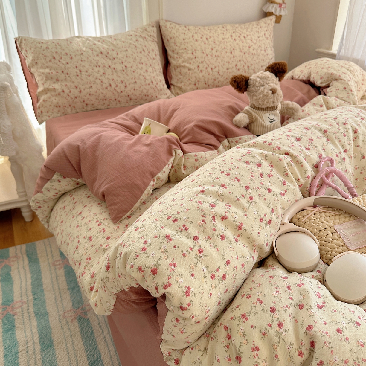 91家纺网 家纺一手货源 找家纺 初念 2025新款敲可爱的奶呼呼云感双层纱简约四件套系列超级治愈~ 见花则喜