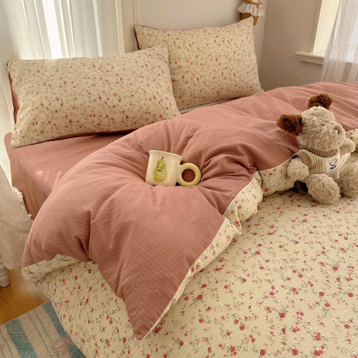 91家纺网 家纺一手货源 找家纺 初念 2025新款敲可爱的奶呼呼云感双层纱简约四件套系列超级治愈~ 见花则喜