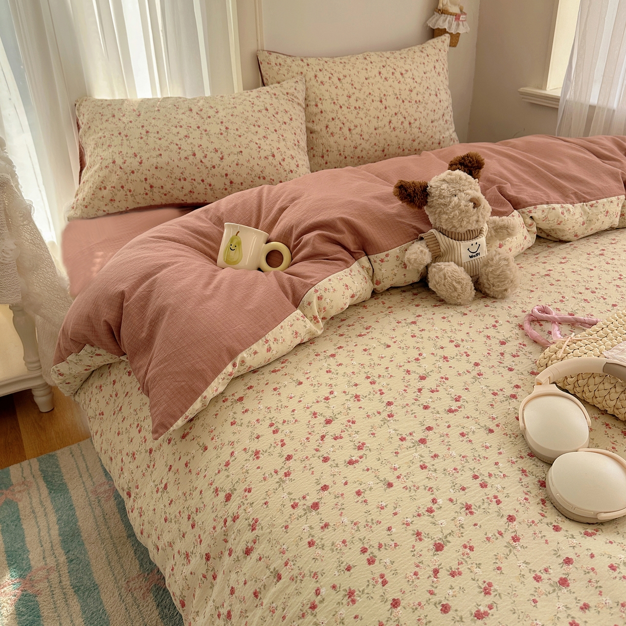 91家纺网 家纺一手货源 找家纺 初念 2025新款敲可爱的奶呼呼云感双层纱简约四件套系列超级治愈~ 见花则喜