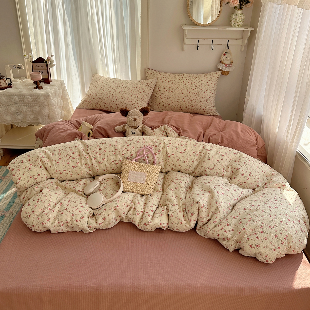 91家纺网 家纺一手货源 找家纺 初念 2025新款敲可爱的奶呼呼云感双层纱简约四件套系列超级治愈~ 见花则喜