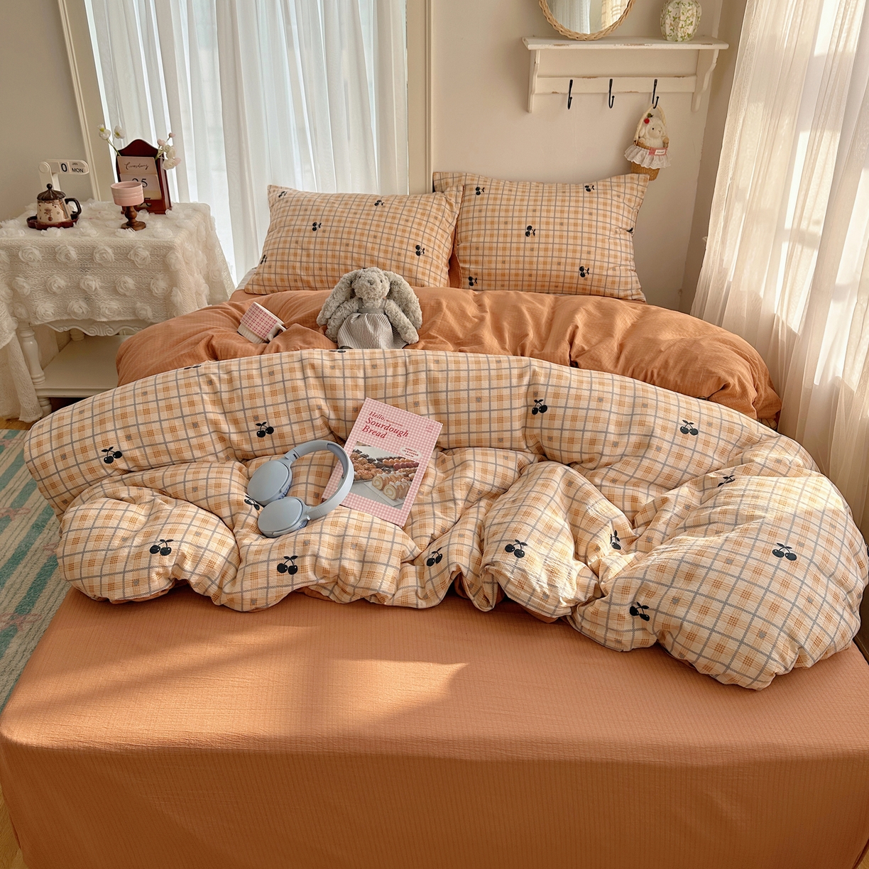 91家纺网 家纺一手货源 找家纺 初念 2025新款敲可爱的奶呼呼云感双层纱简约四件套系列超级治愈~ 焦糖樱桃