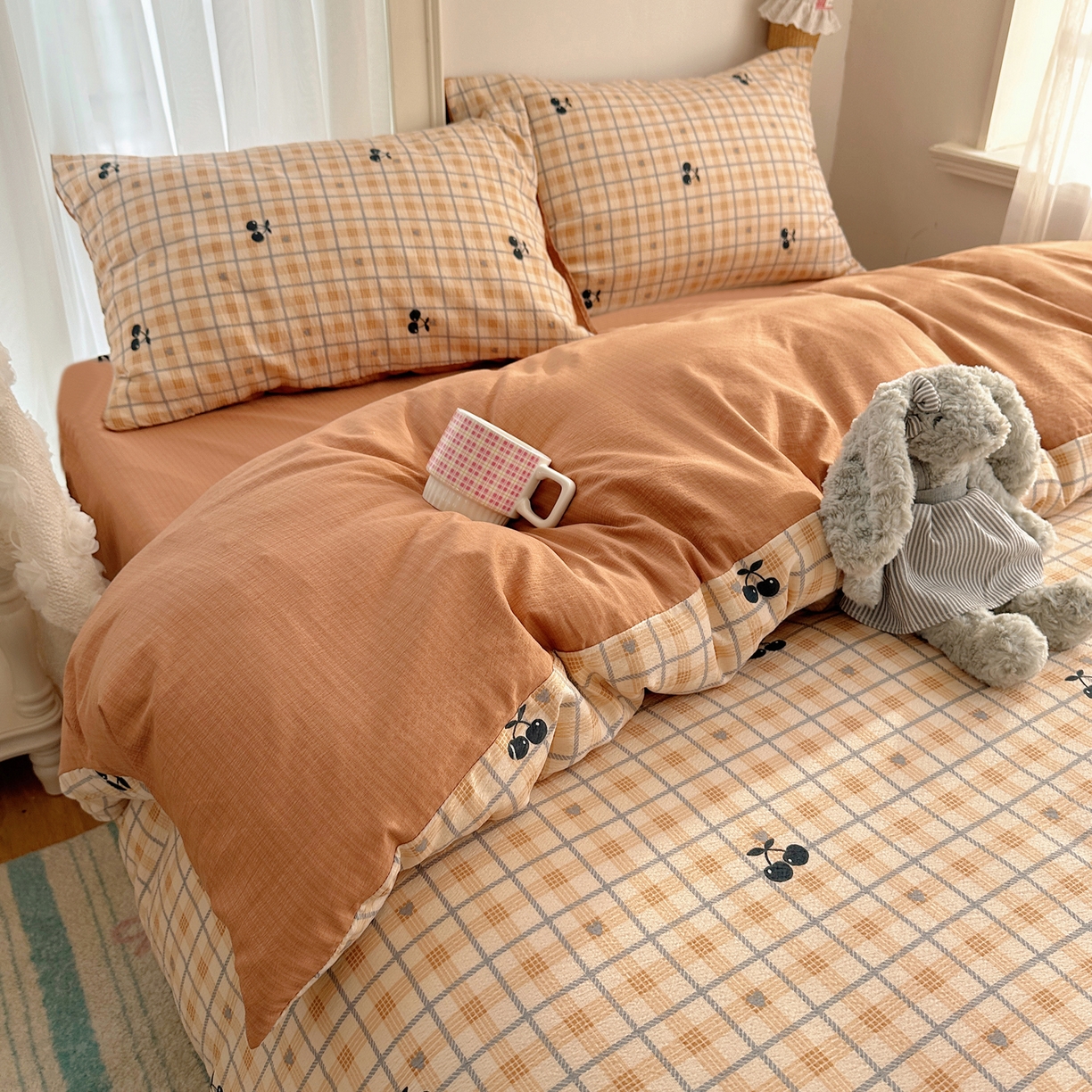 91家纺网 家纺一手货源 找家纺 初念 2025新款敲可爱的奶呼呼云感双层纱简约四件套系列超级治愈~ 焦糖樱桃