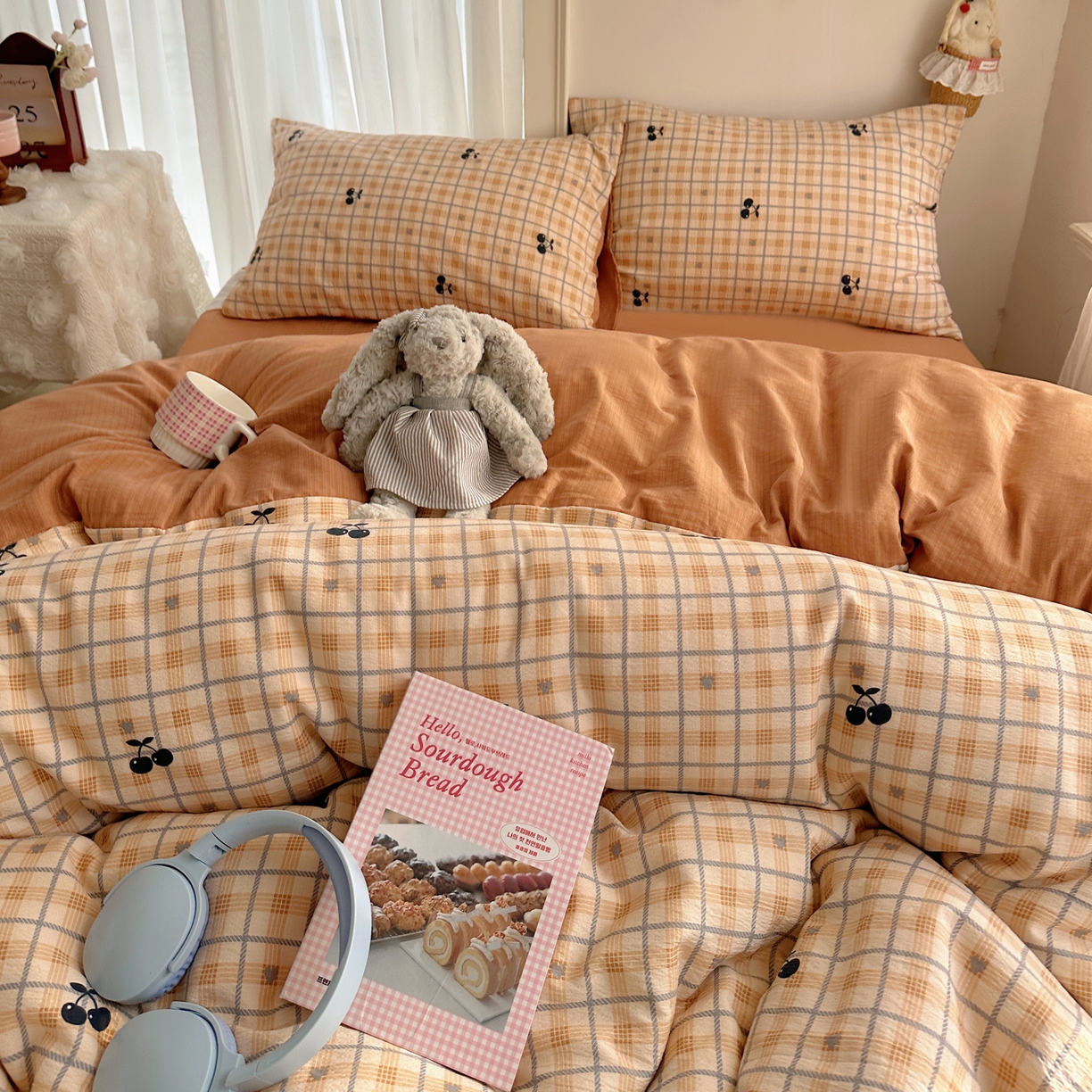 91家纺网 家纺一手货源 找家纺 初念 2025新款敲可爱的奶呼呼云感双层纱简约四件套系列超级治愈~ 焦糖樱桃