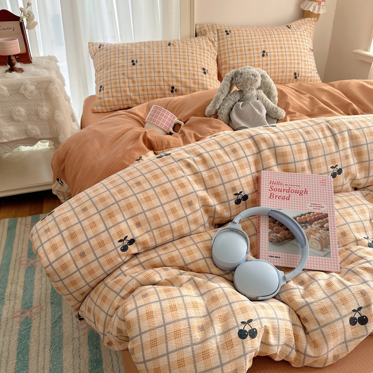 91家纺网 家纺一手货源 找家纺 初念 2025新款敲可爱的奶呼呼云感双层纱简约四件套系列超级治愈~ 焦糖樱桃