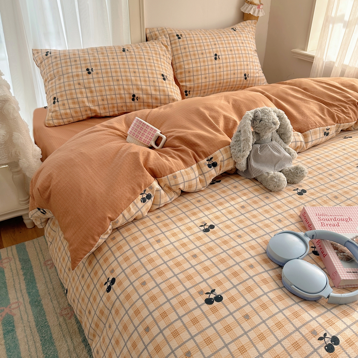 91家纺网 家纺一手货源 找家纺 初念 2025新款敲可爱的奶呼呼云感双层纱简约四件套系列超级治愈~ 焦糖樱桃