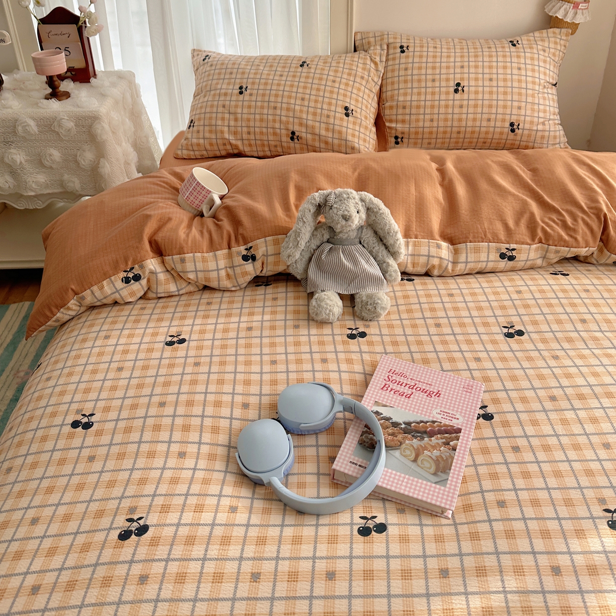 91家纺网 家纺一手货源 找家纺 初念 2025新款敲可爱的奶呼呼云感双层纱简约四件套系列超级治愈~ 焦糖樱桃