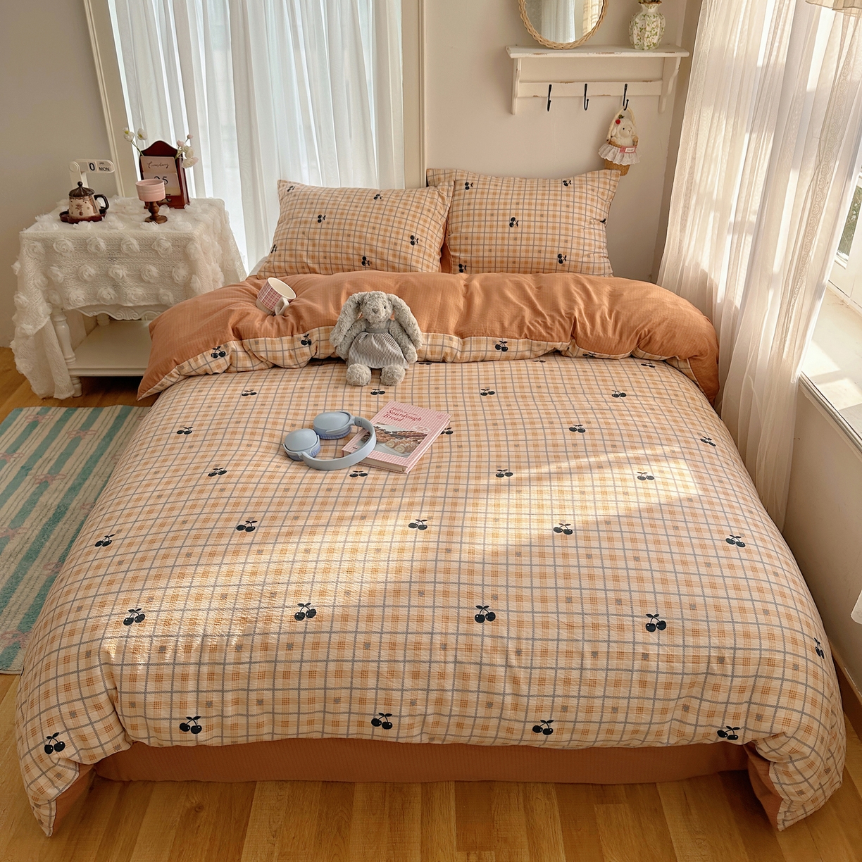 91家纺网 家纺一手货源 找家纺 初念 2025新款敲可爱的奶呼呼云感双层纱简约四件套系列超级治愈~ 焦糖樱桃