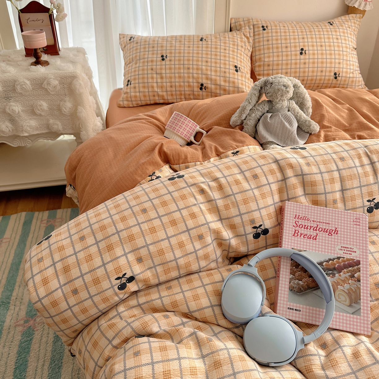 91家纺网 家纺一手货源 找家纺 初念 2025新款敲可爱的奶呼呼云感双层纱简约四件套系列超级治愈~ 焦糖樱桃