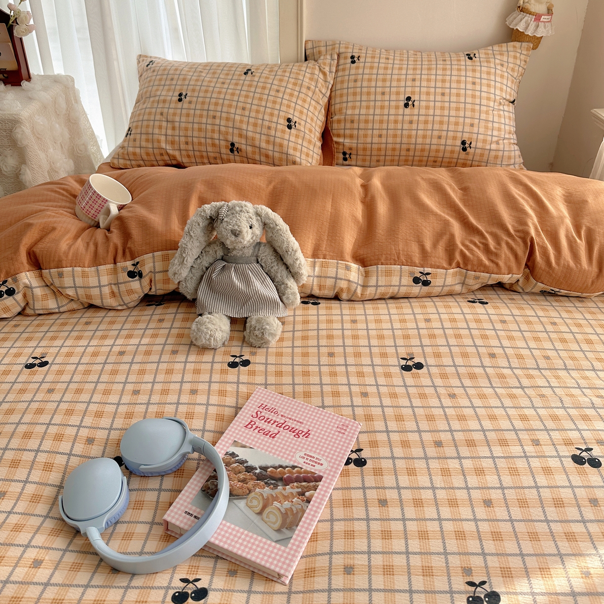 91家纺网 家纺一手货源 找家纺 初念 2025新款敲可爱的奶呼呼云感双层纱简约四件套系列超级治愈~ 焦糖樱桃