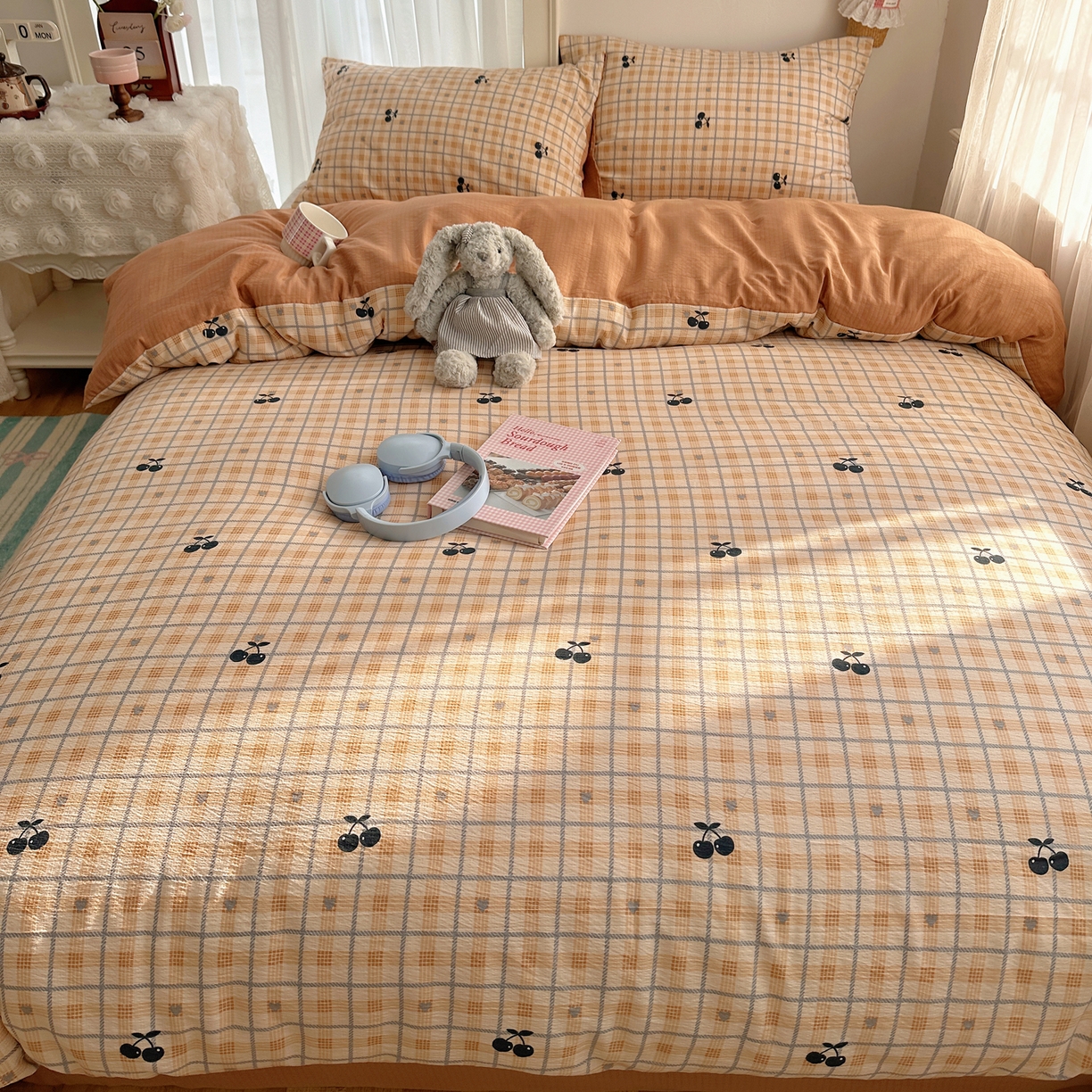 91家纺网 家纺一手货源 找家纺 初念 2025新款敲可爱的奶呼呼云感双层纱简约四件套系列超级治愈~ 焦糖樱桃