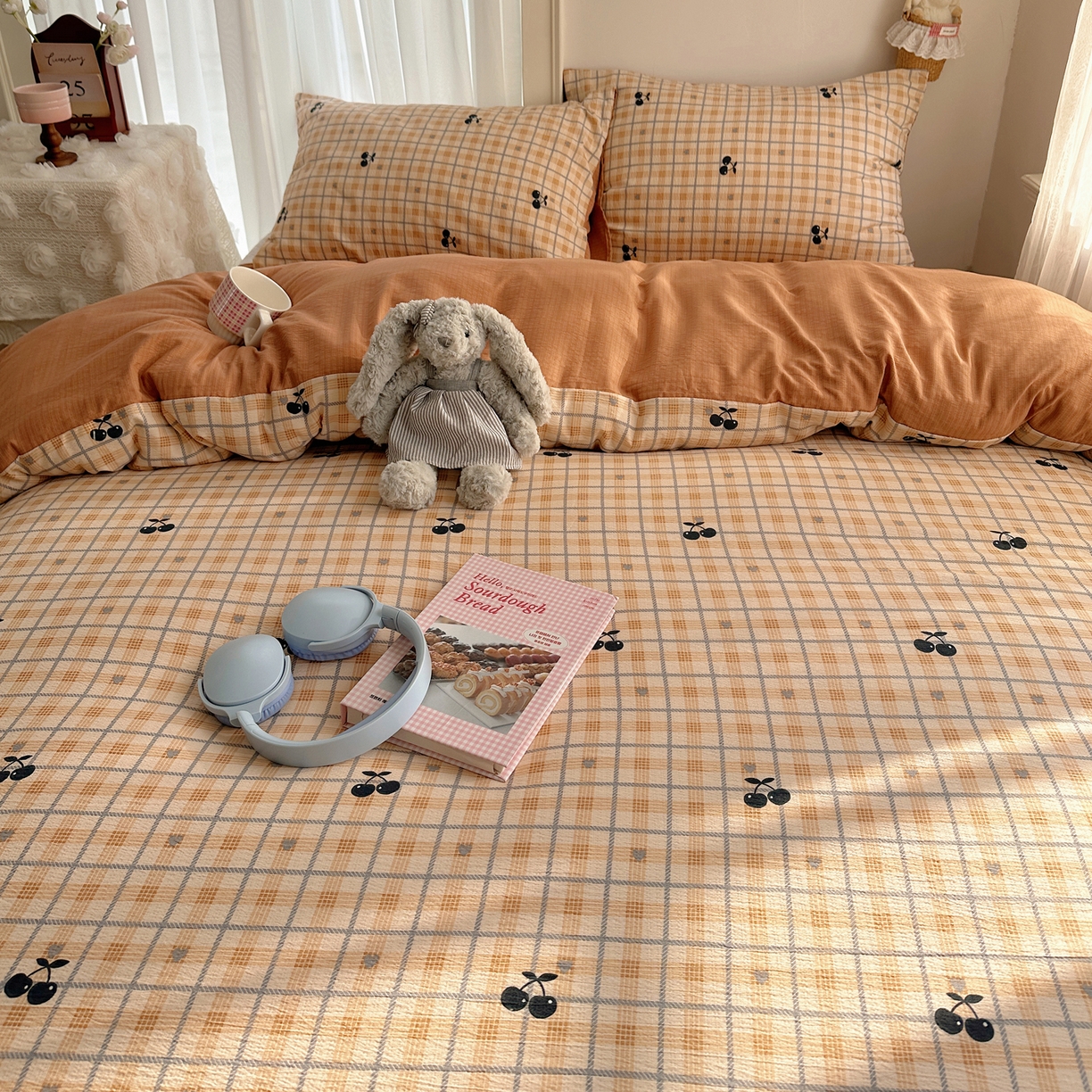 91家纺网 家纺一手货源 找家纺 初念 2025新款敲可爱的奶呼呼云感双层纱简约四件套系列超级治愈~ 焦糖樱桃