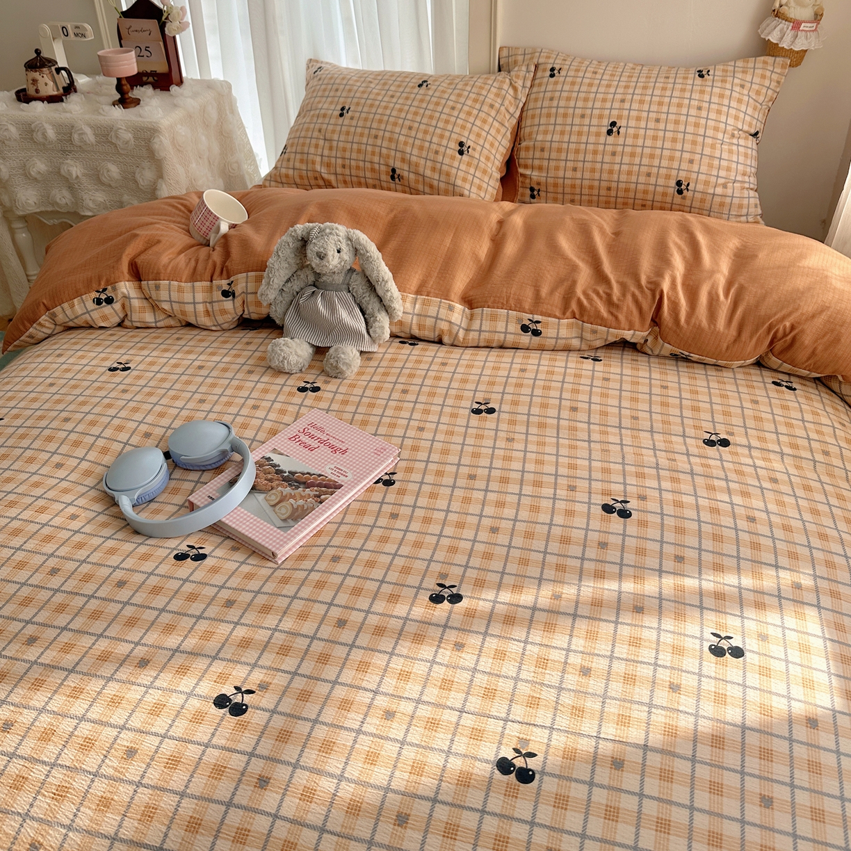 91家纺网 家纺一手货源 找家纺 初念 2025新款敲可爱的奶呼呼云感双层纱简约四件套系列超级治愈~ 焦糖樱桃