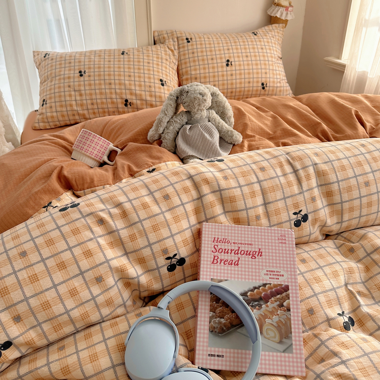 91家纺网 家纺一手货源 找家纺 初念 2025新款敲可爱的奶呼呼云感双层纱简约四件套系列超级治愈~ 焦糖樱桃