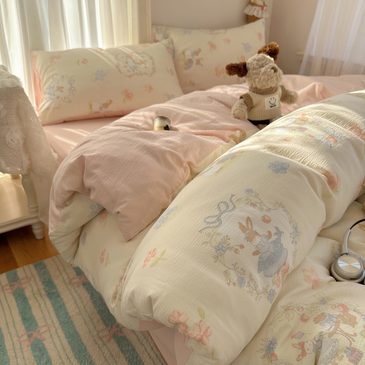 91家纺网 家纺一手货源 找家纺 初念 2025新款敲可爱的奶呼呼云感双层纱简约四件套系列超级治愈~ 镜子里的兔