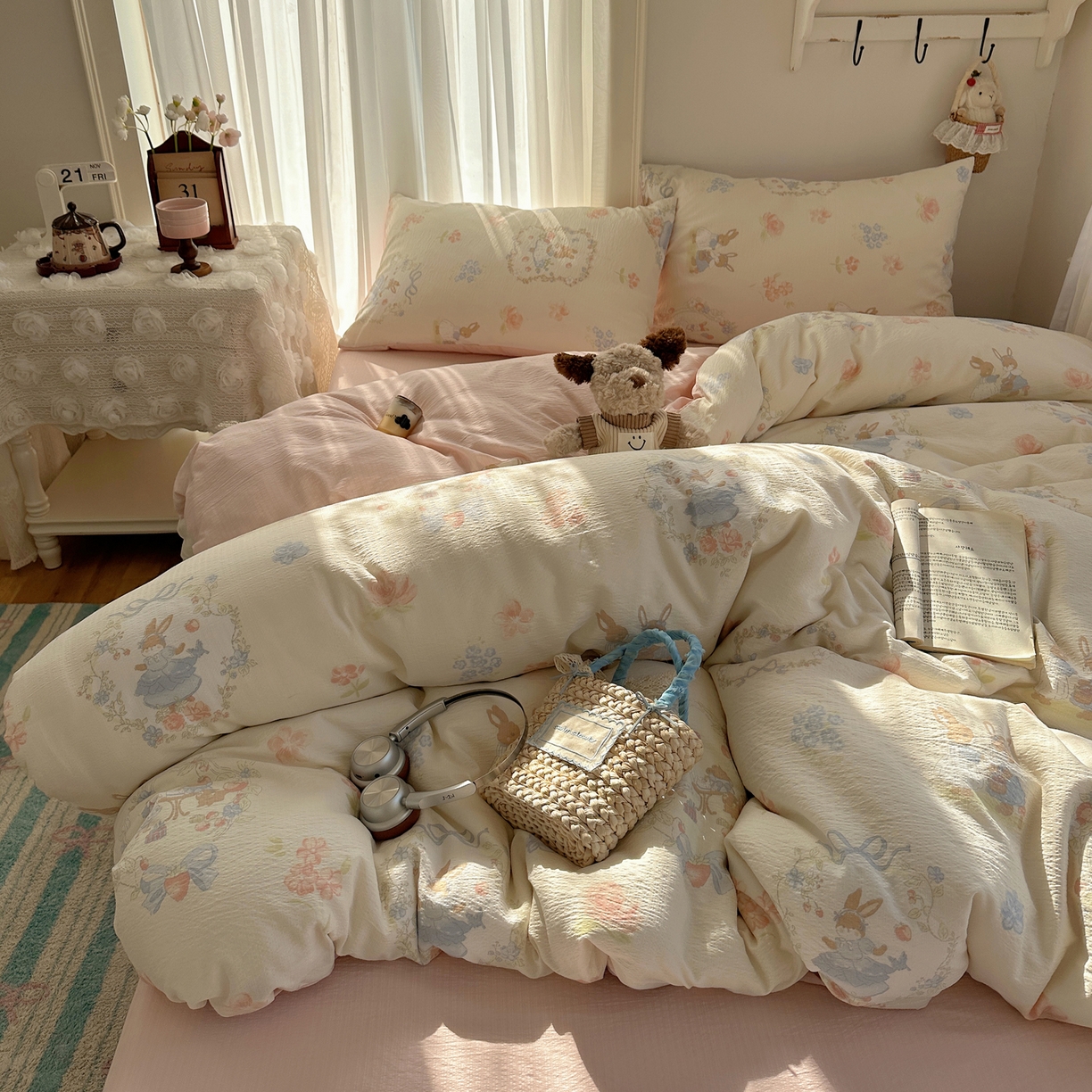 91家纺网 家纺一手货源 找家纺 初念 2025新款敲可爱的奶呼呼云感双层纱简约四件套系列超级治愈~ 镜子里的兔