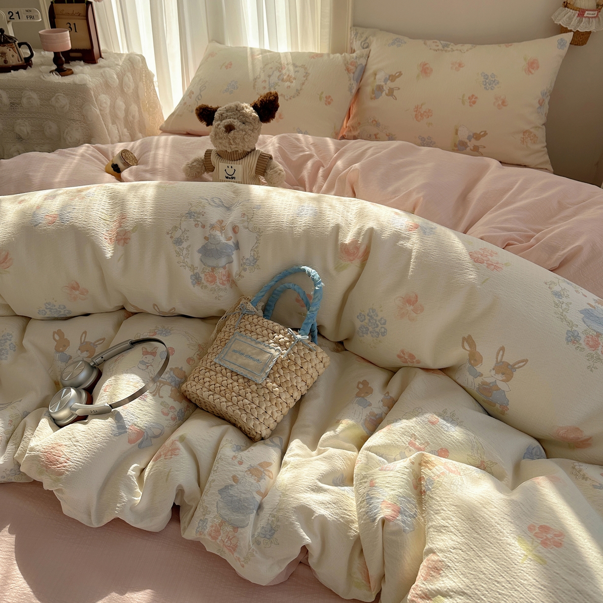 91家纺网 家纺一手货源 找家纺 初念 2025新款敲可爱的奶呼呼云感双层纱简约四件套系列超级治愈~ 镜子里的兔