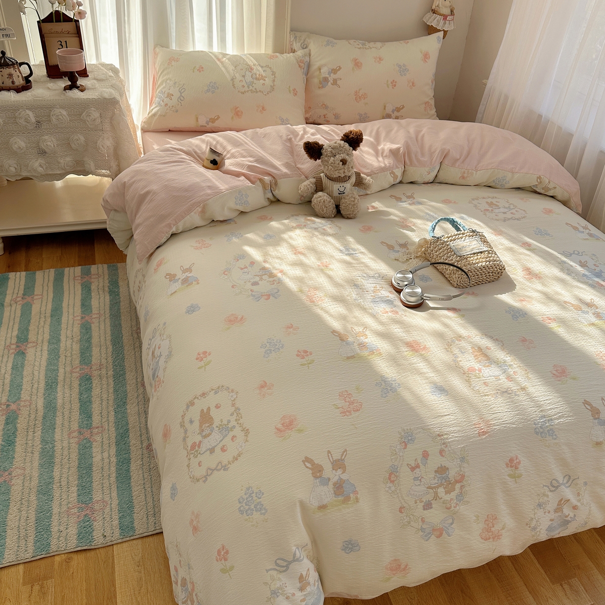 91家纺网 家纺一手货源 找家纺 初念 2025新款敲可爱的奶呼呼云感双层纱简约四件套系列超级治愈~ 镜子里的兔