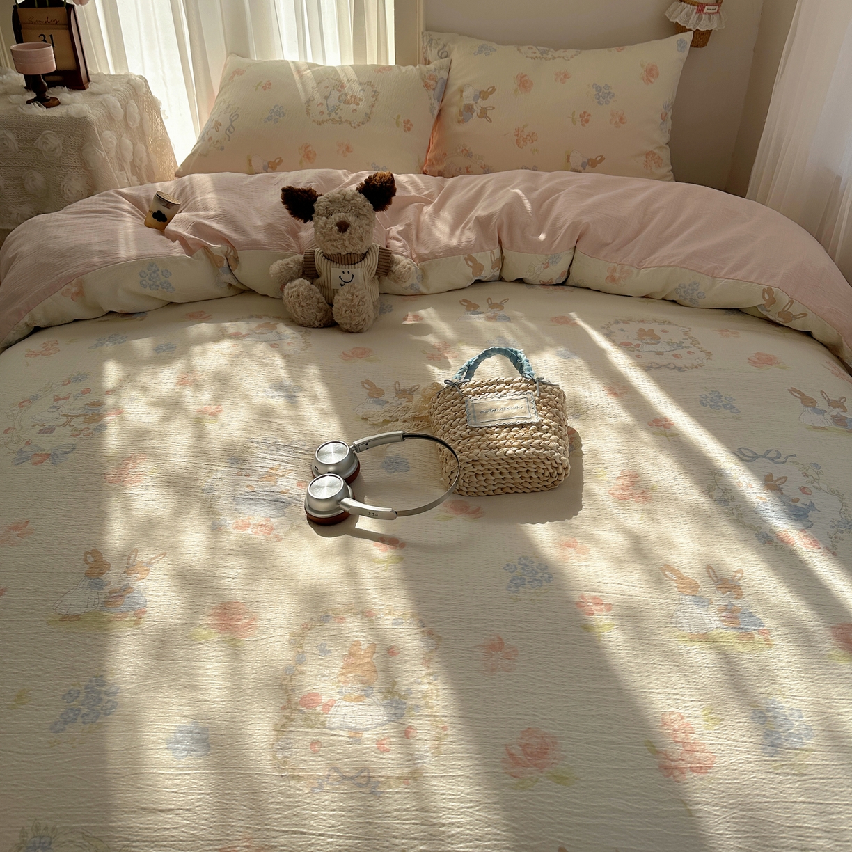 91家纺网 家纺一手货源 找家纺 初念 2025新款敲可爱的奶呼呼云感双层纱简约四件套系列超级治愈~ 镜子里的兔