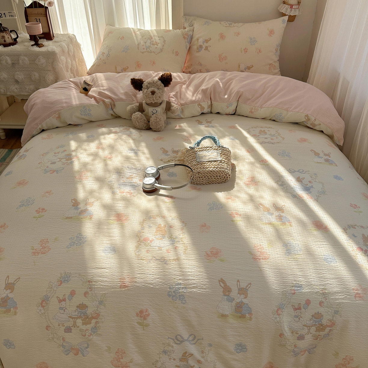 91家纺网 家纺一手货源 找家纺 初念 2025新款敲可爱的奶呼呼云感双层纱简约四件套系列超级治愈~ 镜子里的兔