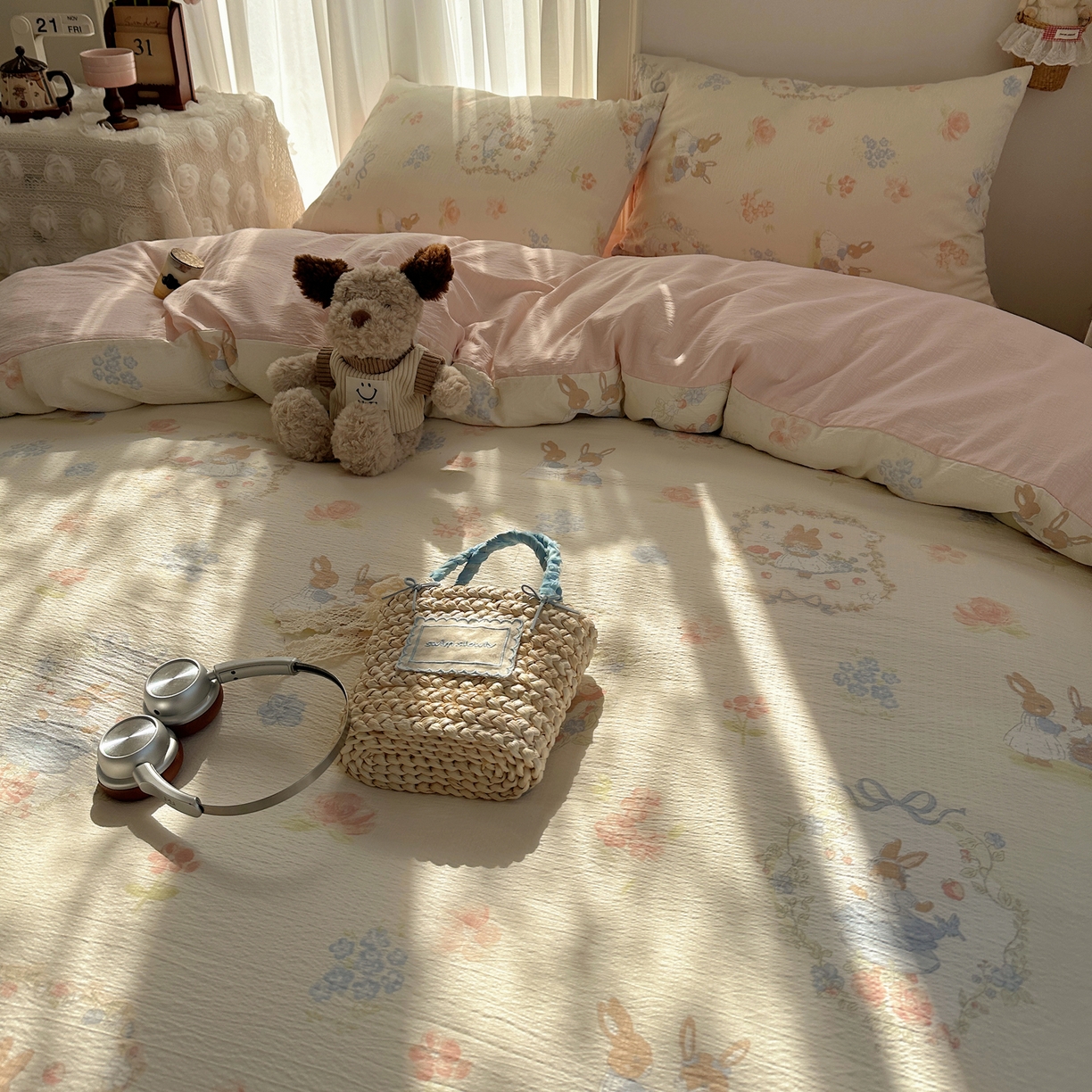 91家纺网 家纺一手货源 找家纺 初念 2025新款敲可爱的奶呼呼云感双层纱简约四件套系列超级治愈~ 镜子里的兔