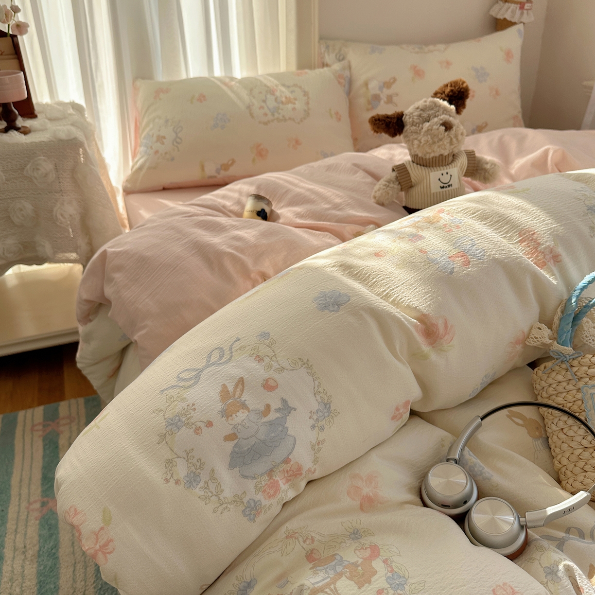 91家纺网 家纺一手货源 找家纺 初念 2025新款敲可爱的奶呼呼云感双层纱简约四件套系列超级治愈~ 镜子里的兔