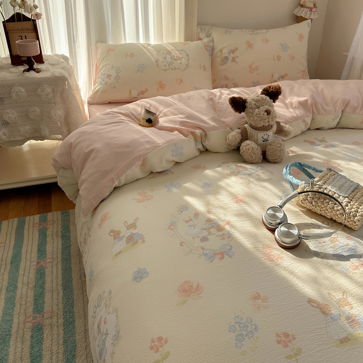 91家纺网 家纺一手货源 找家纺 初念 2025新款敲可爱的奶呼呼云感双层纱简约四件套系列超级治愈~ 镜子里的兔