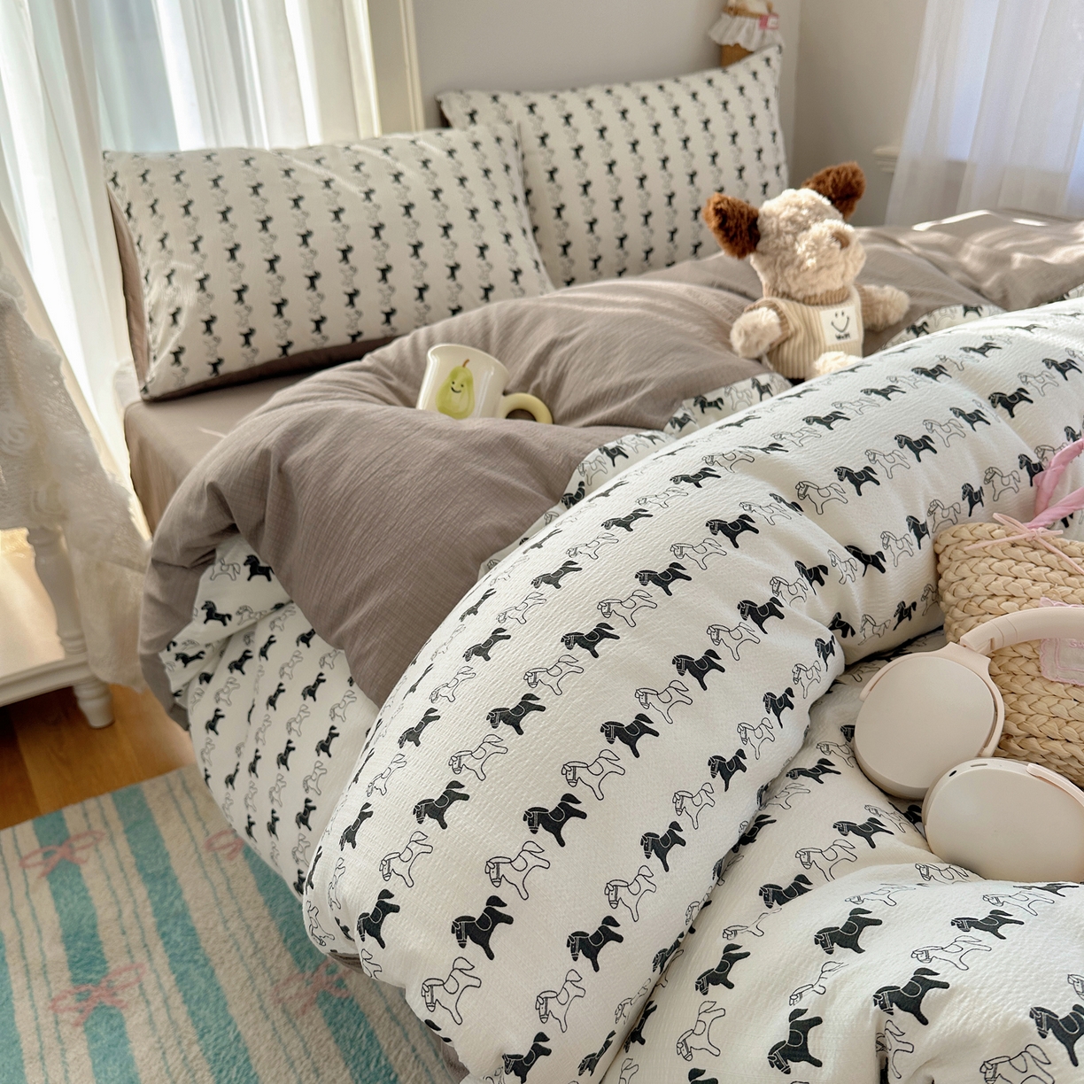 91家纺网 家纺一手货源 找家纺 初念 2025新款敲可爱的奶呼呼云感双层纱简约四件套系列超级治愈~ 木马