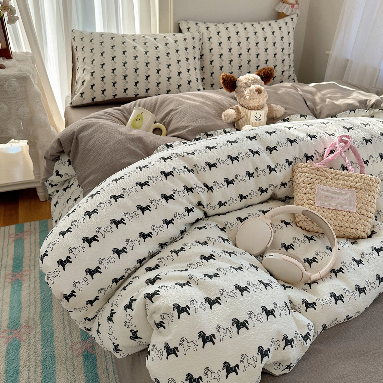 91家纺网 家纺一手货源 找家纺 初念 2025新款敲可爱的奶呼呼云感双层纱简约四件套系列超级治愈~ 木马