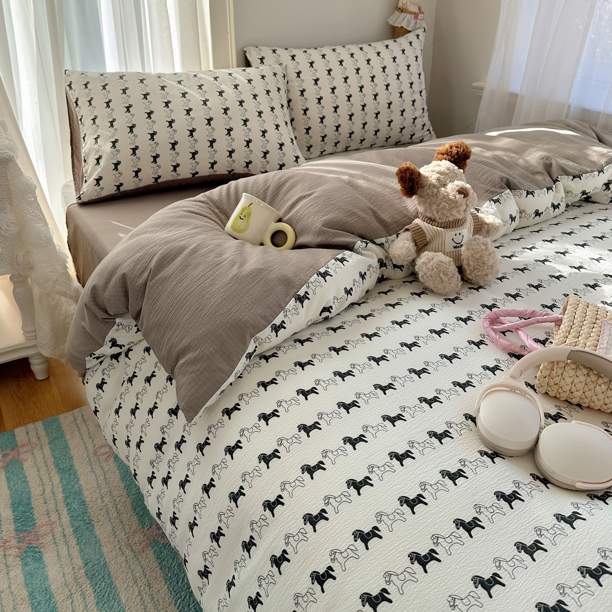 91家纺网 家纺一手货源 找家纺 初念 2025新款敲可爱的奶呼呼云感双层纱简约四件套系列超级治愈~ 木马