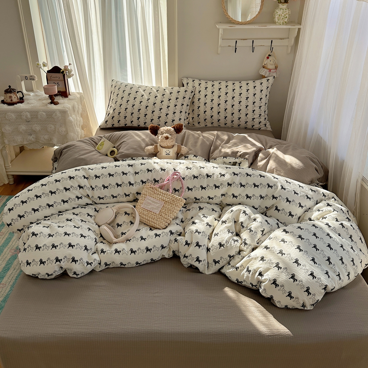 91家纺网 家纺一手货源 找家纺 初念 2025新款敲可爱的奶呼呼云感双层纱简约四件套系列超级治愈~ 木马